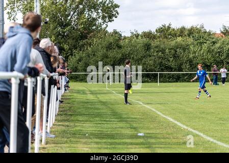 Un joueur s'est arrêté après avoir reçu une carte rouge pendant Southend Manor contre London Colney FC lors de la ronde Extra préliminaire de la coupe FA Banque D'Images