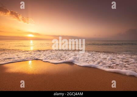 Lever de soleil doré sur la mer Banque D'Images