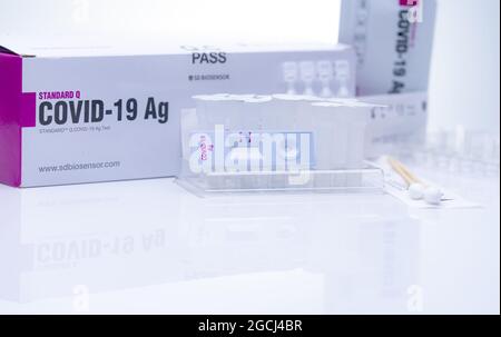 CHONBURI, THAÏLANDE-26 JUILLET 2021 : Standard Q COVID-19 AG Test fabriqué par SD Biosensor. Kit de test d'antigène rapide. Dispositif médical pour Covid-19 Banque D'Images