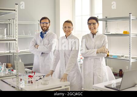 Portrait scientifique équipe médicale en lunettes de protection et couche blanche en laboratoire Banque D'Images