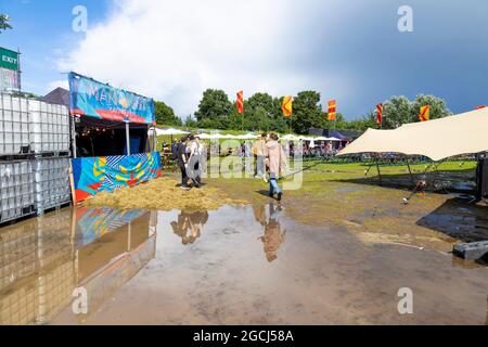 7 août 2021, Londres, Royaume-Uni - inondations au festival de musique et de nourriture Eastival, après des pluies torrentielles Banque D'Images