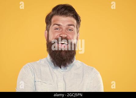 sourire agréable. maître de barbier mature. concept de barbershop et de coiffeur. cheveux fins et beauté. homme barbu heureux et brutal en chemise blanche Banque D'Images