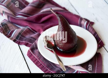 Poire sucrée cuite au vin rouge, délicieux dessert maison Banque D'Images