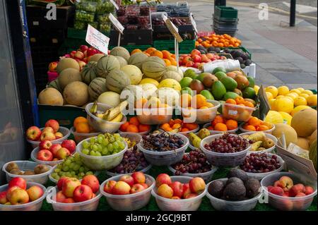 Slough, Berkshire, Royaume-Uni. 6 août 2021. On a signalé des pénuries de fruits et légumes dues à des pénuries de conducteurs et au Brexit, mais il n'y avait aucun signe de cela à Slough aujourd'hui. Crédit : Maureen McLean/Alay Banque D'Images