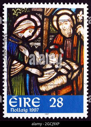 IRLANDE - VERS 1997: Un timbre imprimé en Irlande montre l'image de la Sainte famille en vitrail, Noël, vers 1997 Banque D'Images