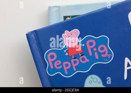 LONDRES, Royaume-Uni - août 2021 : logo de la bande dessinée Peppa Pig sur une couverture de livre pour enfants. Banque D'Images