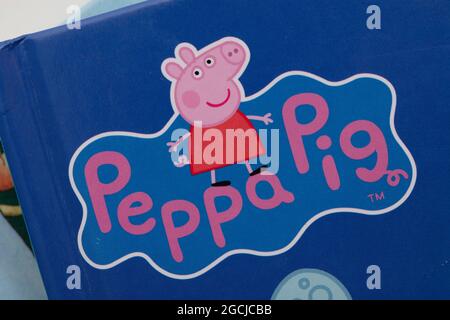 LONDRES, Royaume-Uni - août 2021 : logo de la bande dessinée Peppa Pig sur une couverture de livre pour enfants. Banque D'Images