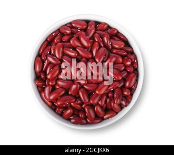 Haricots rouges dans un bol en céramique blanc isolé sur fond blanc. Vue de dessus Banque D'Images