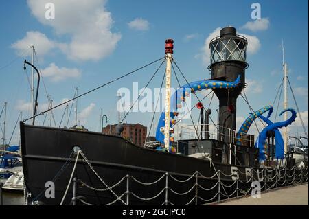 Scène célébrant l'histoire maritime de la ville à travers les symboles mythiques des enfants et la vue de la lumière sursaut maintenant à la retraite à Hull, Royaume-Uni. Banque D'Images