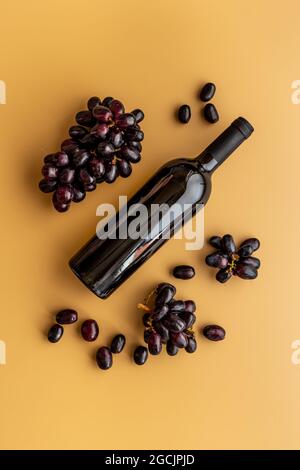 Bouteille de vin rouge avec bouquet de raisin. Vue de dessus Banque D'Images