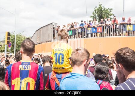 Barcelone, Catalogne, Espagne. 8 août 2021. Les fans de Lionel Messi sont vus avec le maillot Messi 10 du FC Barcelone à la porte du stade Camp Nou.au moment de la conférence de presse d'adieu à Lionel Messi du Futbol Club Barcelona, Les fans du joueur étaient à la porte du stade Camp Nou pour essayer de dire Au revoir à leur idole (Credit image: © Thiago Prudencio/DAX via ZUMA Press Wire) Banque D'Images