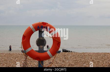 Bouée de sauvetage vue sur la plage de Bognor Regis. Banque D'Images