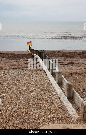 Drapeau rouge et jaune du RLNI vu sur la plage de Bognor Regis. Banque D'Images