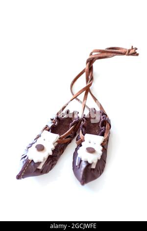 Chaussures en cuir folklorique bulgare traditionnel - tsarvuli. Mise au point sélective avec faible profondeur de champ. Banque D'Images