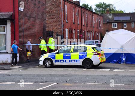 Manchester, Royaume-Uni, 9 août 2021. Police cordon Friendship Ave, Manchester, Royaume-Uni. Déclaration de la police du Grand Manchester : « vers 22h20 la nuit dernière (dimanche 8 août 2021), la police a été appelée sur Woodland Road, Manchester, pour faire état d'une tentative de meurtre. Des officiers ont assisté à la réunion et établi qu'un homme de 63 ans avait été frappé par une voiture Citroën C5 et avait subi de graves blessures. La voiture utilisée dans l'incident a depuis été récupérée par les officiers et l'homme a été transporté à l'hôpital où il reste pour traitement. Deux hommes, âgés de 28 et 25 ans, ont été arrêtés. Crédit : Terry Waller/Alay Live News Banque D'Images