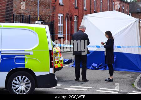 Manchester, Royaume-Uni, 9 août 2021. Police cordon Friendship Ave, Manchester, Royaume-Uni. Déclaration de la police du Grand Manchester : « vers 22h20 la nuit dernière (dimanche 8 août 2021), la police a été appelée sur Woodland Road, Manchester, pour faire état d'une tentative de meurtre. Des officiers ont assisté à la réunion et établi qu'un homme de 63 ans avait été frappé par une voiture Citroën C5 et avait subi de graves blessures. La voiture utilisée dans l'incident a depuis été récupérée par les officiers et l'homme a été transporté à l'hôpital où il reste pour traitement. Deux hommes, âgés de 28 et 25 ans, ont été arrêtés. Crédit : Terry Waller/Alay Live News Banque D'Images