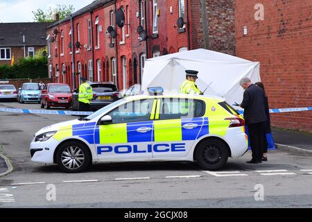 Manchester, Royaume-Uni, 9 août 2021. Police cordon Friendship Ave, Manchester, Royaume-Uni. Déclaration de la police du Grand Manchester : « vers 22h20 la nuit dernière (dimanche 8 août 2021), la police a été appelée sur Woodland Road, Manchester, pour faire état d'une tentative de meurtre. Des officiers ont assisté à la réunion et établi qu'un homme de 63 ans avait été frappé par une voiture Citroën C5 et avait subi de graves blessures. La voiture utilisée dans l'incident a depuis été récupérée par les officiers et l'homme a été transporté à l'hôpital où il reste pour traitement. Deux hommes, âgés de 28 et 25 ans, ont été arrêtés. Crédit : Terry Waller/Alay Live News Banque D'Images