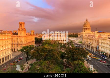 Vue en soirée sur El Capitolio, Gran Teatro de la Habana, Parque Central et Paseo de Marti, la Habana Vieja, la Vieille Havane, Cuba Banque D'Images