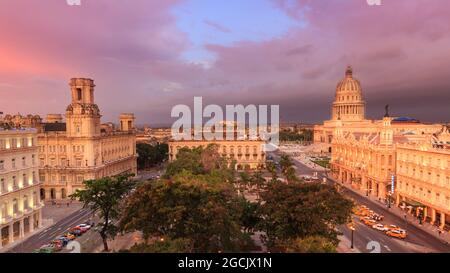 Vue en soirée sur El Capitolio, Gran Teatro de la Habana, Parque Central et Paseo de Marti, la Habana Vieja, la Vieille Havane, Cuba Banque D'Images