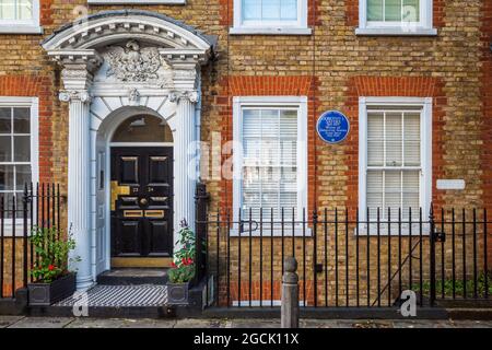 L Dorothy Sayers House (1893 - 1957), auteur de roman policier, a vécu à 24 grande rue James 1921 - 1929. Plaque de Londres 2000 par English Heritage Banque D'Images