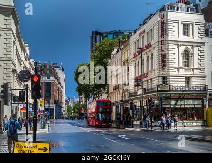 New Oxford Street en direction de Holborn dans le centre de Londres - magasin de parapluie James Smith sur la droite. Banque D'Images