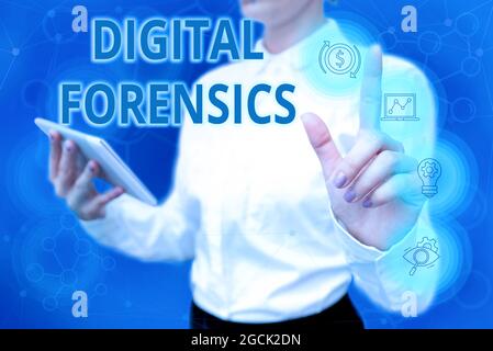 Panneau de texte indiquant Digital Forensics. Concept signifiant enquête sur le matériel trouvé dans les dispositifs numériques Lady dans uniforme tenir debout téléphone virtuel Banque D'Images