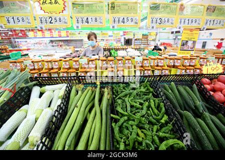 Zaozhuang, province chinoise de Shandong. 9 août 2021. Un client achète des légumes dans un supermarché de Zaozhuang, dans la province de Shandong, dans l'est de la Chine, le 9 août 2021. L'indice des prix à la consommation (IPC) de la Chine, l'un des principaux indicateurs de l'inflation, a augmenté de 1 pour cent par rapport à l'année de juillet, les données du Bureau national de statistique (BNS) ont montré lundi. Ce chiffre était inférieur à la croissance de 1.1 % enregistrée en juin. Credit: Sun Zhongzhe/Xinhua/Alay Live News Banque D'Images