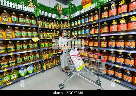 (210809) -- QINGZHOU, 9 août 2021 (Xinhua) -- UN client achète de l'huile comestible dans un supermarché de Qingzhou, dans la province de Shandong, en Chine orientale, le 9 août 2021. L'indice des prix à la consommation (IPC) de la Chine, l'un des principaux indicateurs de l'inflation, a augmenté de 1 pour cent par rapport à l'année de juillet, les données du Bureau national de statistique (BNS) ont montré lundi. Ce chiffre était inférieur à la croissance de 1.1 % enregistrée en juin. (Photo de Wang Jilin/Xinhua) Banque D'Images