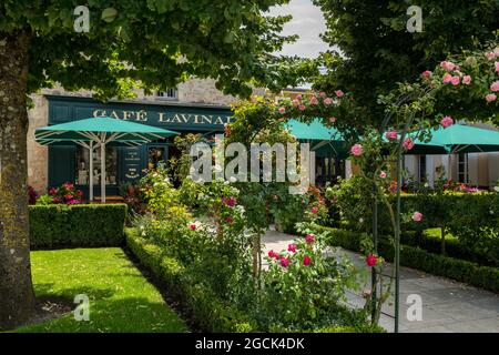 Le café Lavinal est un restaurant situé dans le village touristique entièrement rénové de Bagès, près de Pauillac, dans le célèbre quartier du Médoc, en Gironde Banque D'Images