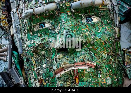 Le géant Stockport MusicMagpie la sculpture de style Mount Rushmore les chefs du G7 sont entièrement faits de l'électronique abandonnée le président américain Joe Biden Banque D'Images