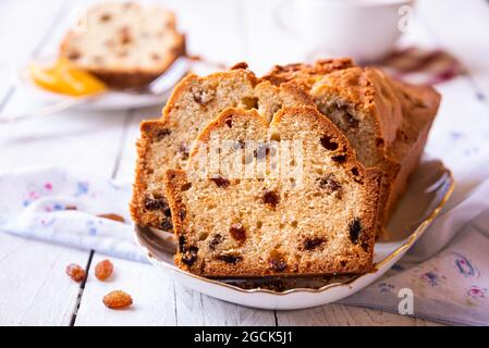 Gâteau aux fruits doux avec raisins secs, délicieux dessert maison Banque D'Images
