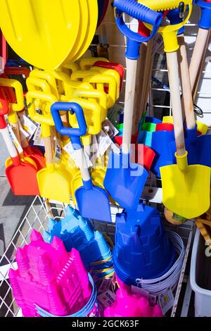 Seau et bêches en plastique coloré pour enfants et jouets de plage dans le Scarborough Yorkshire Banque D'Images
