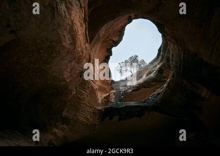 De dessous de la vue incroyable de la grotte dans le Mont Arabi rocheux à Murcia Banque D'Images