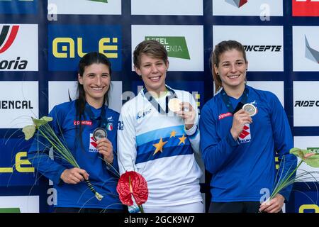 Elite Women podium, 1ère place Monika HRASTNIK de Slovénie, 2ème place Eleonora FARINA d'Italie, 3ème place Veronika WIDMANN d'Italie, lors des Championnats européens de descente MTB 2021 de l'UEC, Cyclisme du 8 août 2021 à Maribor, Slovénie - photo Olly Bowman / DPPI Banque D'Images