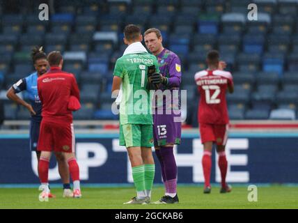 High Wycombe, Royaume-Uni. 07e août 2021. Le gardien de but David Stockdale de Wycombe Wanderers et le gardien de but James Trafford (en prêt de Manchester City) d'Accrington Stanley à temps plein pendant le match Sky Bet League 1 entre Wycombe Wanderers et Accrington Stanley à Adams Park, High Wycombe, Angleterre, le 7 août 2021. Photo d'Andy Rowland. Crédit : Prime Media Images/Alamy Live News Banque D'Images