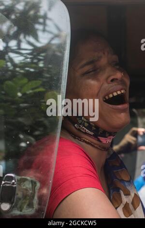 Dhaka, Bangladesh, le 7 août : une femme désarpe et reçoit les restes de son être aimé qui est mort dans le feu mortel qui avait englouti une usine de Narayanganj le mois dernier. Les autorités ont remis les 21 cadavres des travailleurs, qui sont morts dans l'incendie de l'usine de Hashem Foods Ltd à Rupganj de Narayanganj, le 8 juillet dernier. Les corps charrés ont été libérés de 12 h à 13 h après que l'unité judiciaire du Département d'enquête criminelle (CID) de la police ait identifié 45 travailleurs décédés sur 48 par analyse d'ADN. Cependant, CID doit encore confirmer l'identité de trois autres corps. Crédit: Sazzad Hossa Banque D'Images