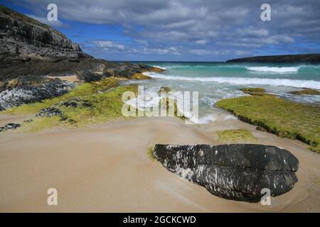 une plage rocheuse à côté d'un plan d'eau sur l'île de kangourou Banque D'Images