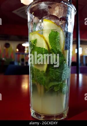 Verre de limonade à la menthe et à la glace. Boisson d'été Banque D'Images