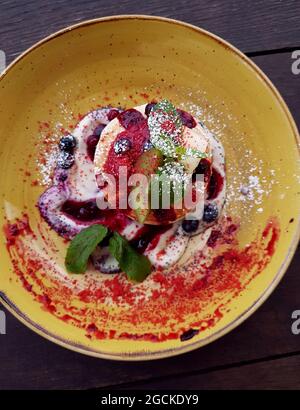 une pile de délicieuses crêpes faites maison pour le petit déjeuner sur l'assiette Banque D'Images