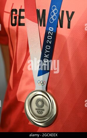 09 août 2021, Hessen, Francfort-sur-le-main : Jonathan Hilbert, médaillé d'argent à la marche de 50 kilomètres, présente sa médaille lors de la cérémonie de bienvenue de Team Germany au Römer. Le reste de la délégation de la Confédération allemande des sports olympiques est revenu des Jeux Olympiques de Tokyo avec la plus faible remise de médailles depuis la réunification. Photo: Arne Dedert/dpa Banque D'Images