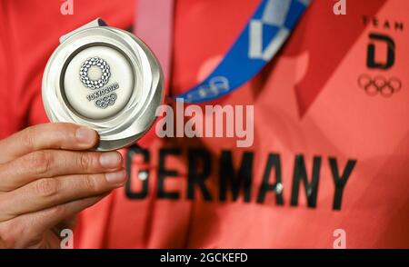 09 août 2021, Hessen, Francfort-sur-le-main : Jonathan Hilbert, médaillé d'argent à la marche de 50 kilomètres, présente sa médaille lors de la cérémonie de bienvenue de Team Germany au Römer. Le reste de la délégation de la Confédération allemande des sports olympiques est revenu des Jeux Olympiques de Tokyo avec la plus faible remise de médailles depuis la réunification. Photo: Arne Dedert/dpa Banque D'Images