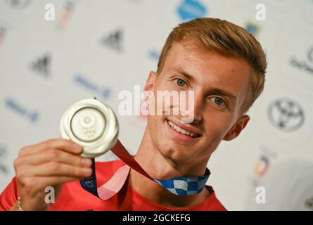 09 août 2021, Hessen, Francfort-sur-le-main : Jonathan Hilbert, médaillé d'argent à la marche de 50 kilomètres, présente sa médaille lors de la cérémonie de bienvenue de Team Germany au Römer. Le reste de la délégation de la Confédération allemande des sports olympiques est revenu des Jeux Olympiques de Tokyo avec la plus faible remise de médailles depuis la réunification. Photo: Arne Dedert/dpa Banque D'Images