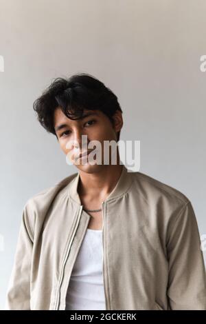 Portrait d'un jeune latino regardant avec confiance l'appareil photo sur un arrière-plan neutre Banque D'Images