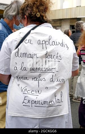 Covid manifestation sanitaire contre la passe sanitaty et contre la vaccination obligatoire. Laval (Mayenne, pays de la Loire, France), 7 août 2021. Banque D'Images
