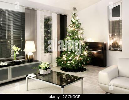 Salon moderne de Noël de style scandinave blanc avec sapin de Noël et décoration Banque D'Images