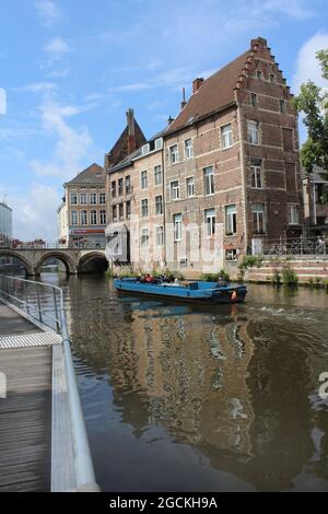MECHELEN, BELGIQUE, 1er AOÛT 2021 : vue sur la rivière Dijl et bateau touristique près de Grootbrug à Mechelen. Mechelen est une destination touristique populaire à t Banque D'Images