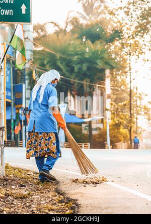 Femme indienne Kerala travaillant comme Road Sweeper Banque D'Images