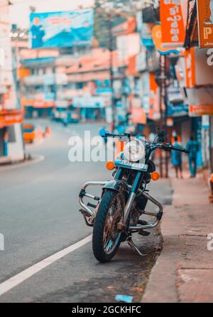 Royal Enfield garé sur le côté de la route Banque D'Images