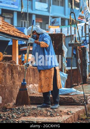 Femme indienne Kerala travaillant comme Road Sweeper Banque D'Images