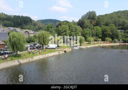 VRESSE-SUR-SEMOIS, BELGIQUE, 22 JUILLET 2021 : personnes bénéficiant d'une chaude journée d'été sur les rives de la Semois dans les Ardennes belges. Remorquage pittoresque Banque D'Images